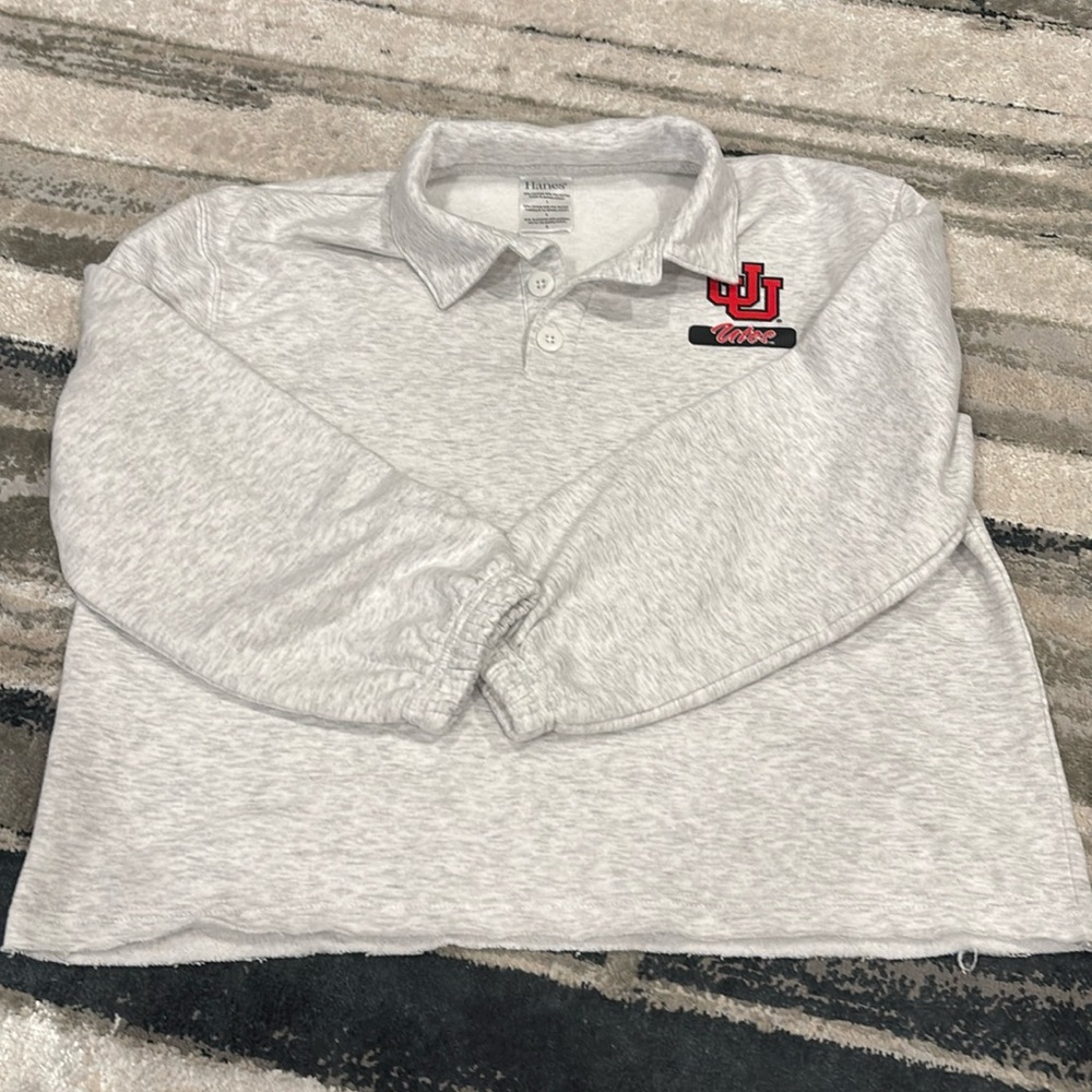 Heathered gray U of U sweatshirt
Size L
Hanes